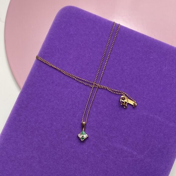 💛 10k Yellow Gold Flower Emerald & Diamond Necklace - Picture 7 of 7